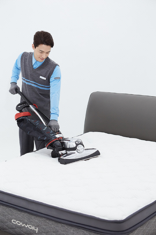 홈케어 닥터가 '코웨이 매트리스 맞춤 케어 렌탈'의 케어 서비스를 진행하고 있다. <코웨이 제공>